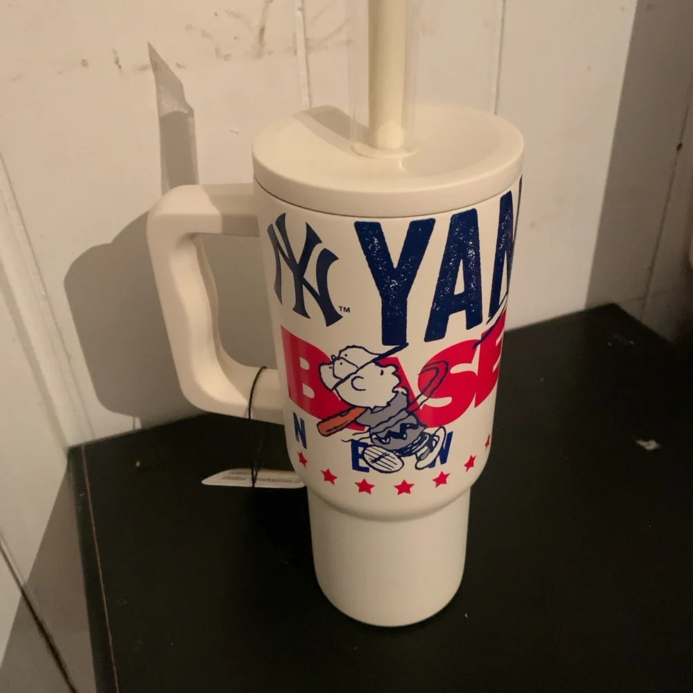 Peanuts NY Yankees 24oz Baseball Tumbler - Picture 4 of 4
